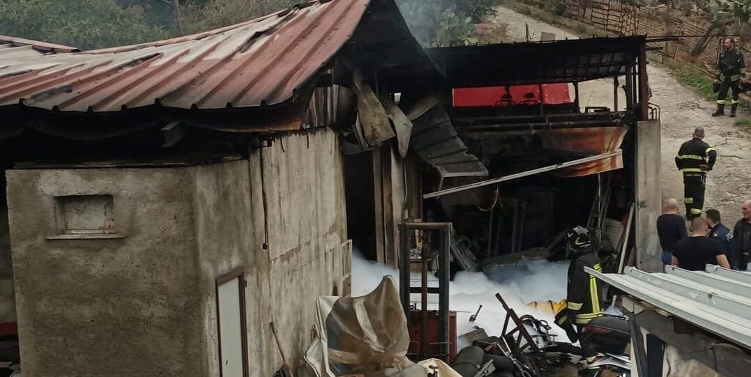 Reggio, in fiamme un capannone industriale