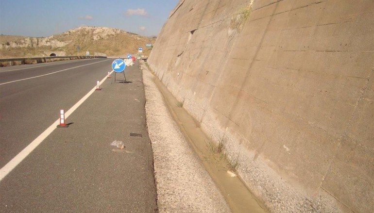 Crolla muro di contenimento, chiuso un tratto della 106