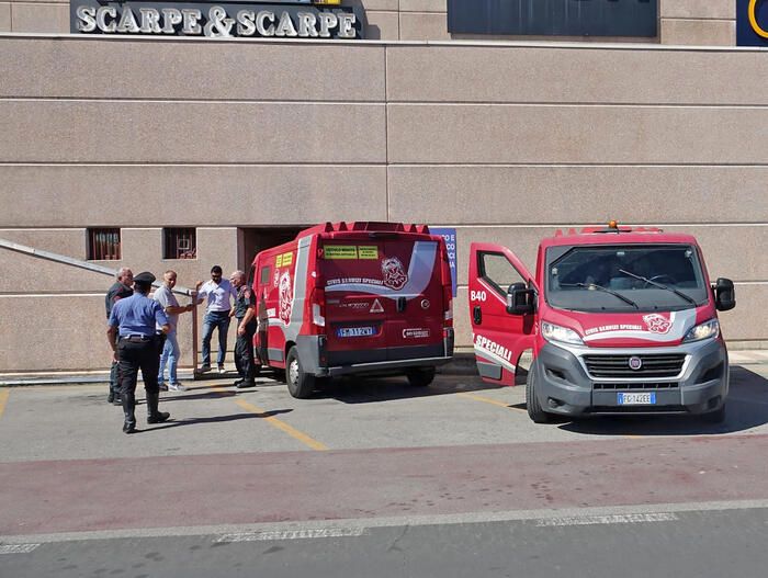 Sparatoria davanti a un centro commerciale a Mestre: due feriti