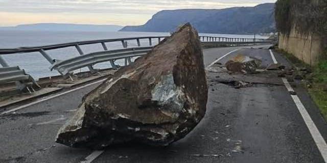 Cadono massi sulla carreggiata della Statale 18, tragedia sfiorata a Bagnara – VIDEO