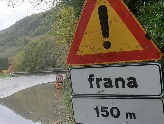 Frana sulla 107, strada chiusa tra Cosenza e Paola