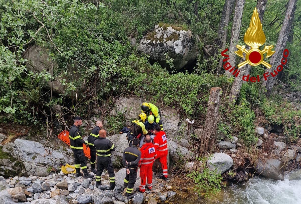 Giovane ferito bloccato in una zona impervia nel Crotonese : i vigili del fuoco lo salvano con l’elicottero – VIDEO