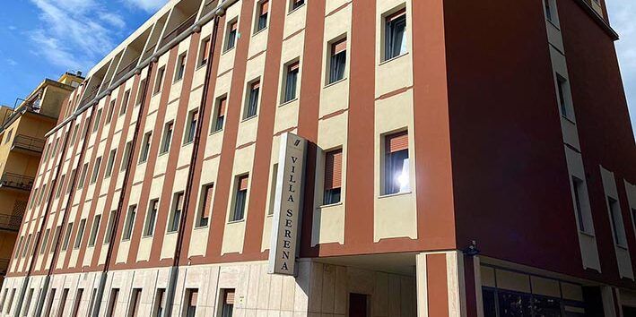 Furto in una clinica di Catanzaro, si spaccia per tecnico del distributore di bevande e ruba l’incasso