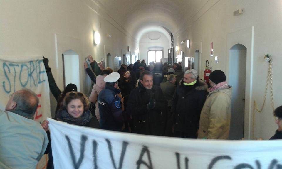 Nicotera, i cittadini occupano di nuovo il municipio: «Basta Sorical»