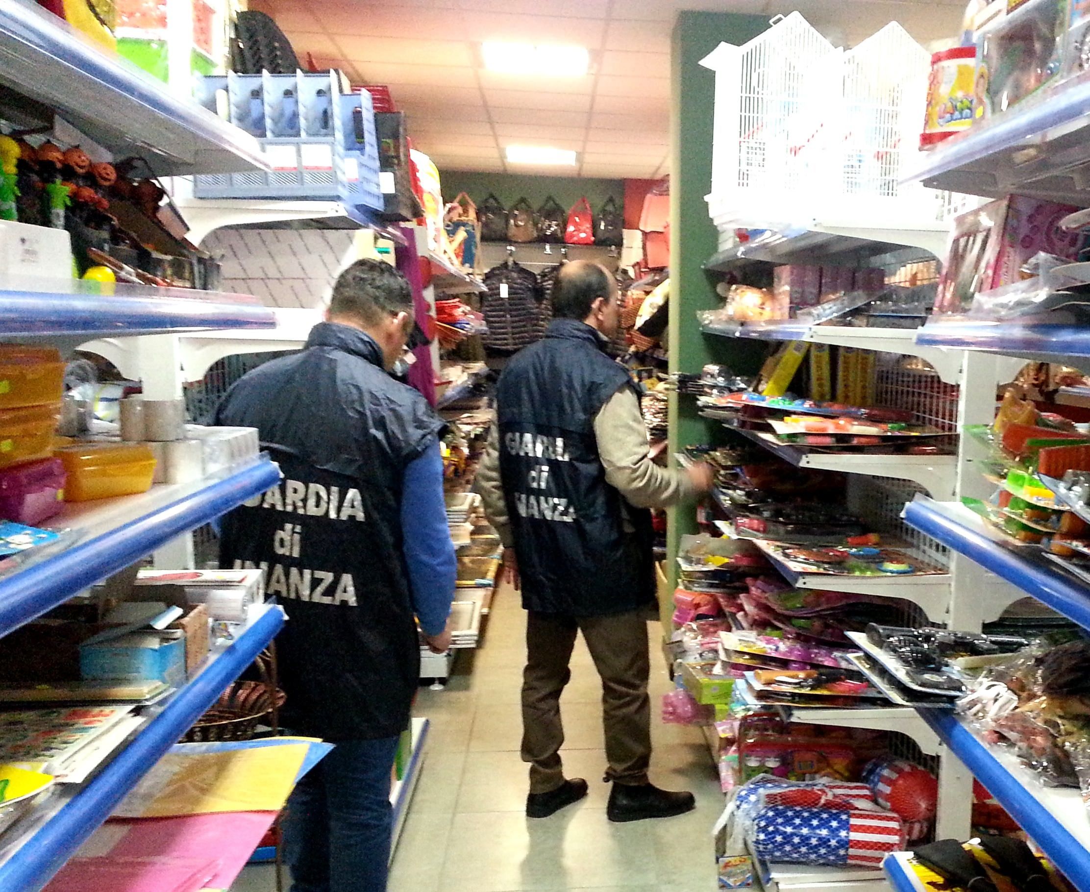 Cosenza, sequestrati 150mila prodotti natalizi pericolosi