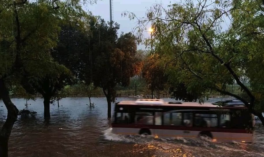 MALTEMPO 1/ Bomba d’acqua si abbatte su Reggio, allagamenti e disagi – VIDEO e FOTO