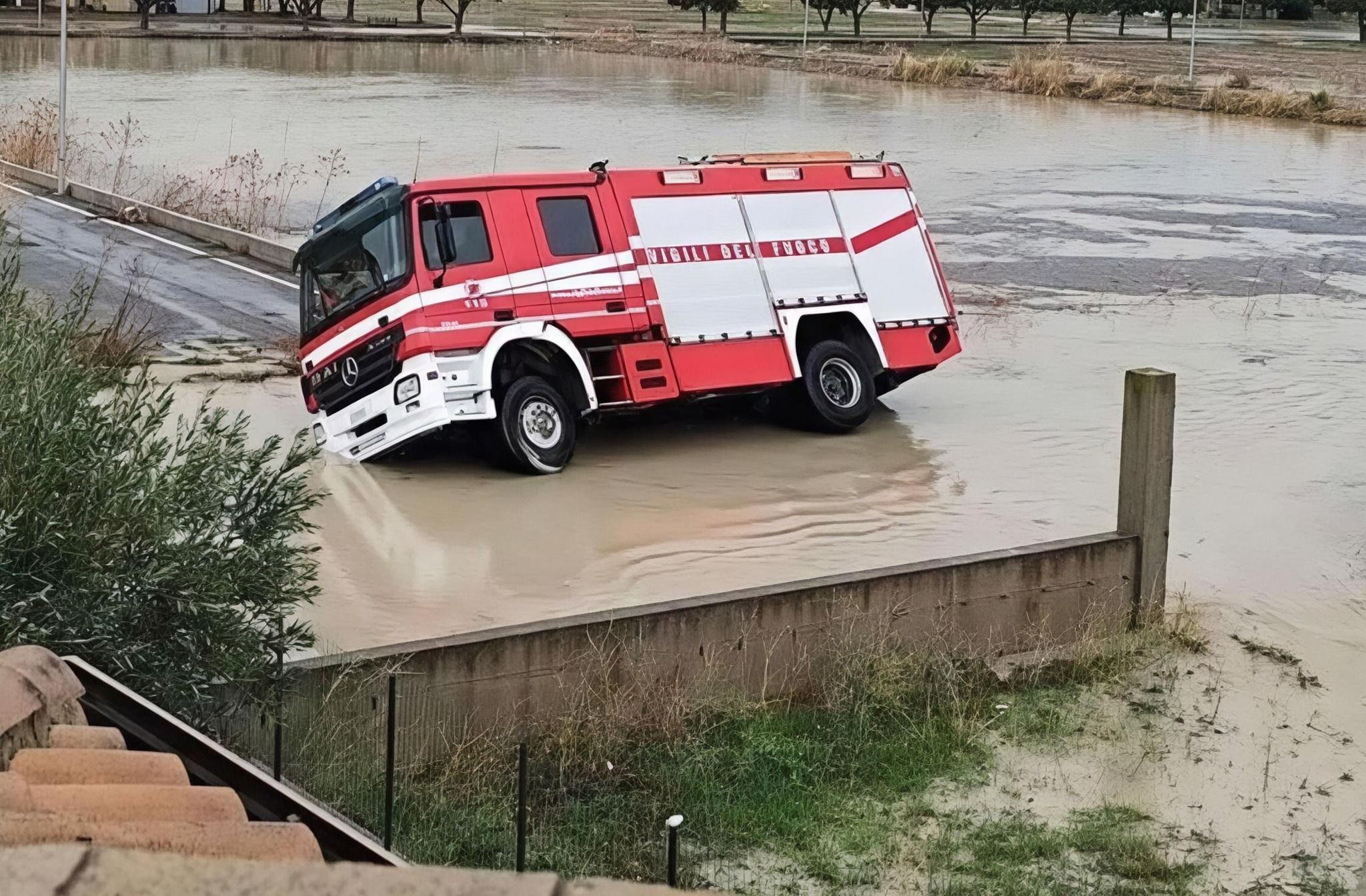 Nubifragio a Cropani, allagamenti a Catanzaro e Crotone. Si ribalta mezzo dei Vigili del fuoco, danni sulla SS106 – VIDEO