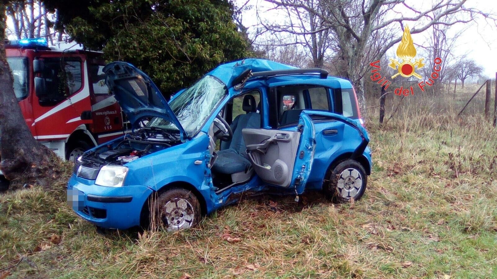 Auto contro albero, muore 26enne nel Catanzarese