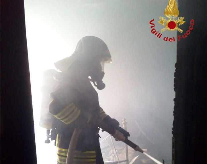 In fiamme un palazzo a Vibo