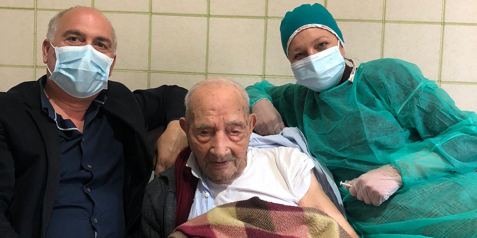 Corigliano Rossano, vaccinato a 104 anni “nonno” Francesco Granata