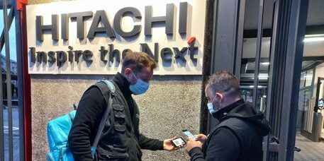 All’Hitachi quasi tutti esibiscono il green pass. Ma c’è chi protesta: «Una vergogna»