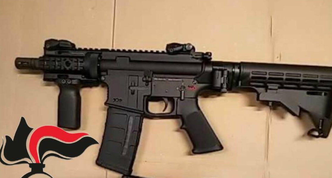 Traffico di droga e armi, 30 arresti in tutta Italia. Bazooka e bombe a mano acquistate da un ergastolano – VIDEO
