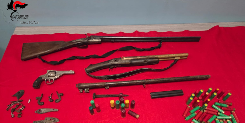 Armi e munizioni in casa, sequestrato un arsenale clandestino nel Crotonese