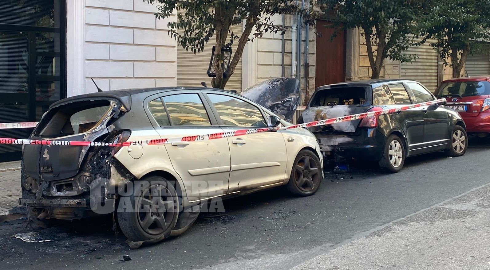 Auto in fiamme a Cosenza, avviate le indagini – FOTO