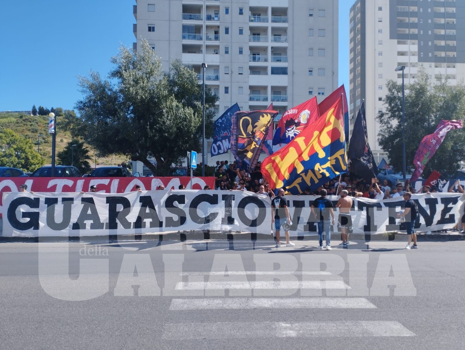 Cosenza, fuori la protesta dei tifosi. Dentro Guarascio: stadio vuoto? «Gente al mare o davanti alla tv» – VIDEO