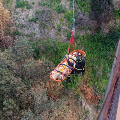 Una notte all’addiaccio dopo essere precipitato in un dirupo di 40 metri, salvato dai vigili del fuoco – FOTO