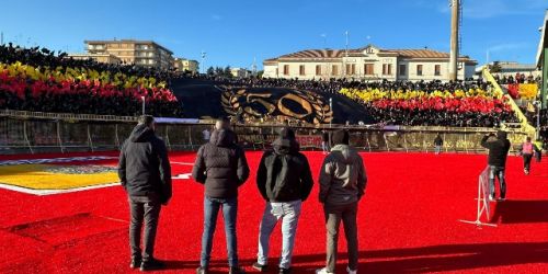 la digos CZ davanti alla curva giallorossa