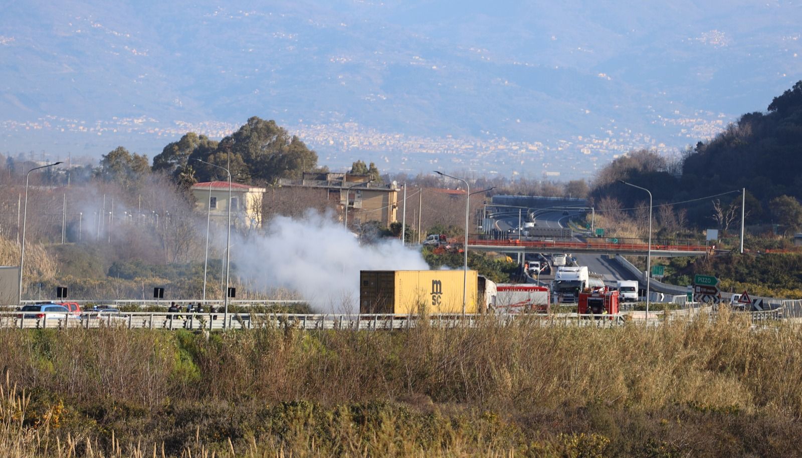 Pizzo, tir in fiamme. Code e rallentamenti sulla A2