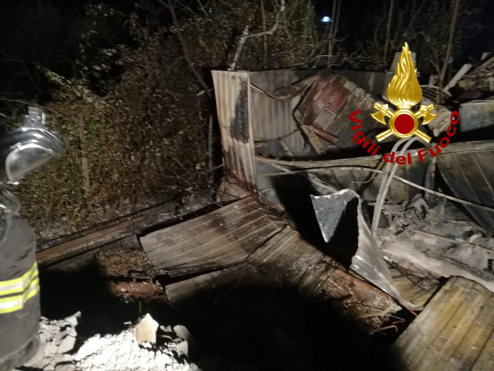 In fiamme un deposito a Castrovillari, intossicato un operaio