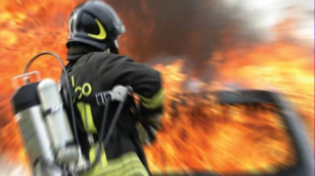 Incendio minaccia cimitero nel Vibonese, si punta sulla pista dolosa