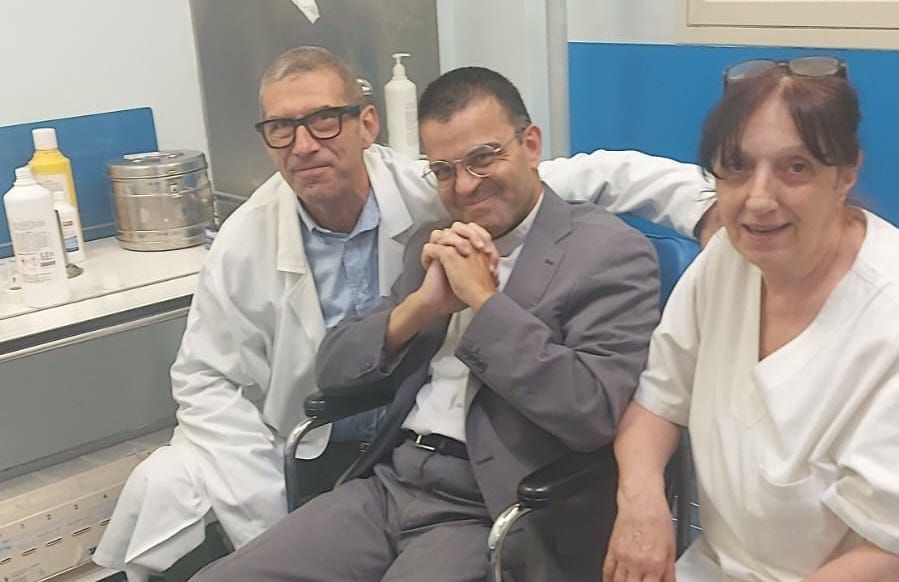 Don Giovanni Zampaglione testimone di buona sanità: «Grazie agli angeli che hanno curato la mia frattura»