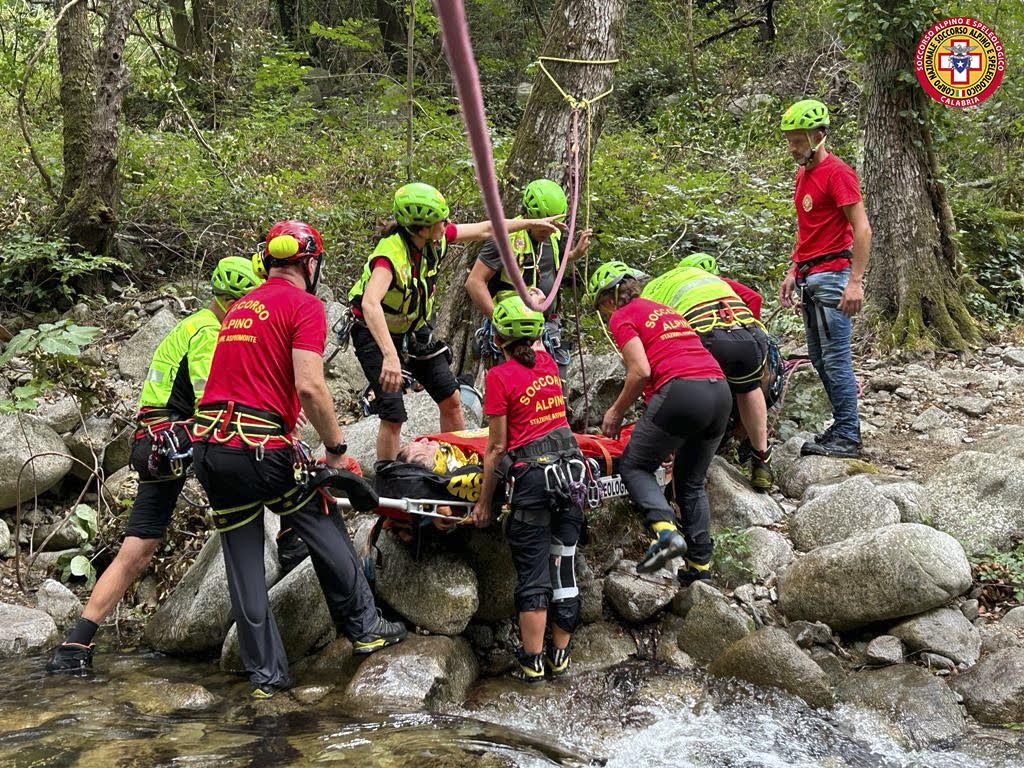 Cade nel torrente a Bivongi, soccorso 56enne – FOTO
