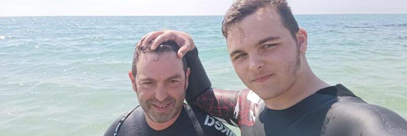 Supera lo Stretto di Messina a nuoto con protesi alle braccia