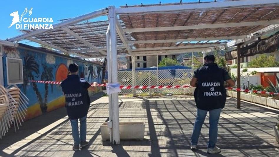 Scoperto uno stabilimento balneare abusivo a Cariati, denunciato il titolare