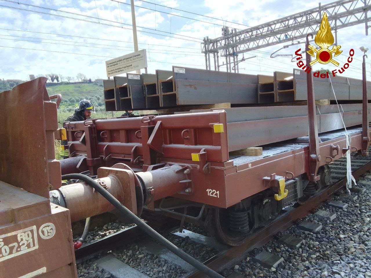 In fiamme vagone merci a Mileto