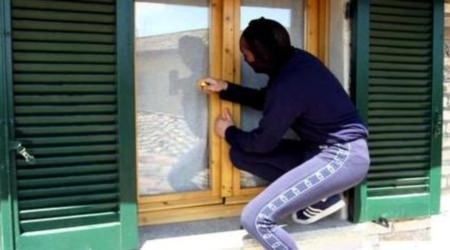 “Topo” d’appartamento tenta la fuga lanciandosi da una finestra
