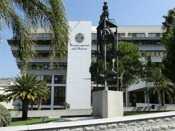 IN EDICOLA | Arredi pazzi in Consiglio