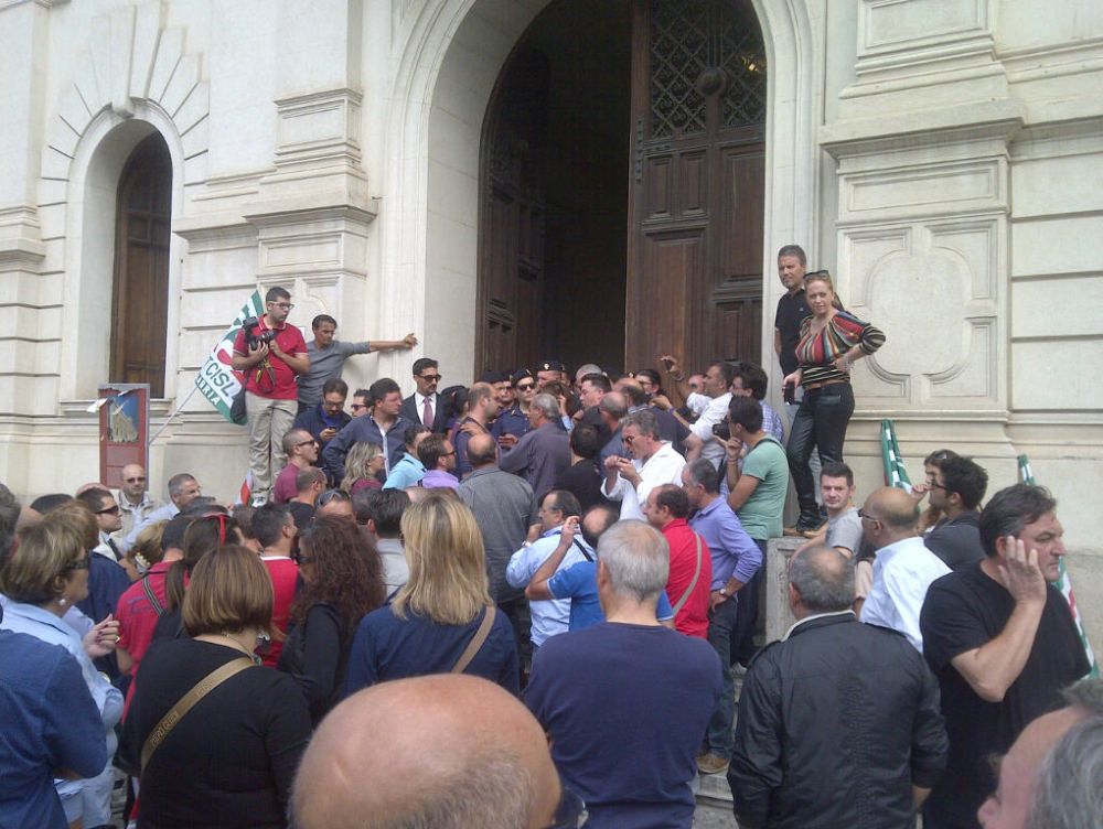 Leonia e Multiservizi “assediano” Palazzo San Giorgio