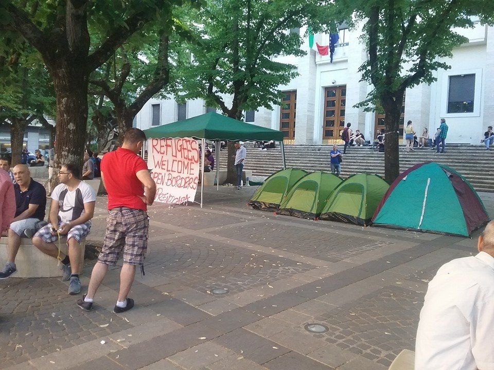 Cosenza, Prendocasa “saluta” la nuova giunta con un sit-in