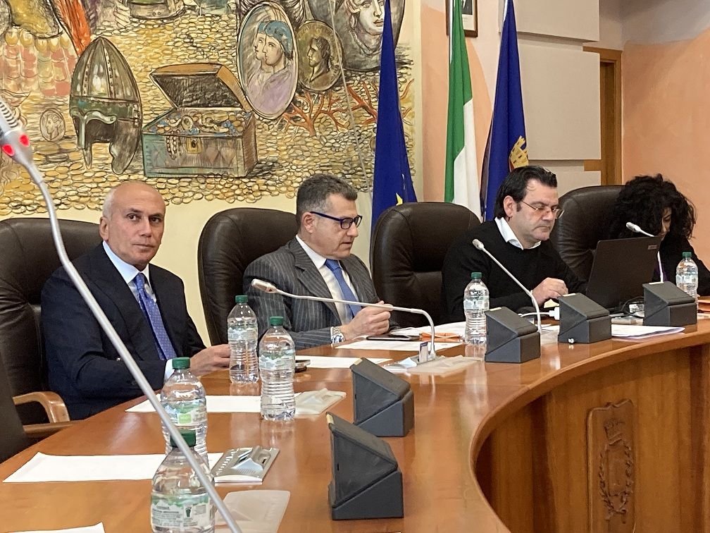 Cosenza, il Consiglio comunale riconosce i debiti fuori bilancio. Frammartino abbandona l’aula