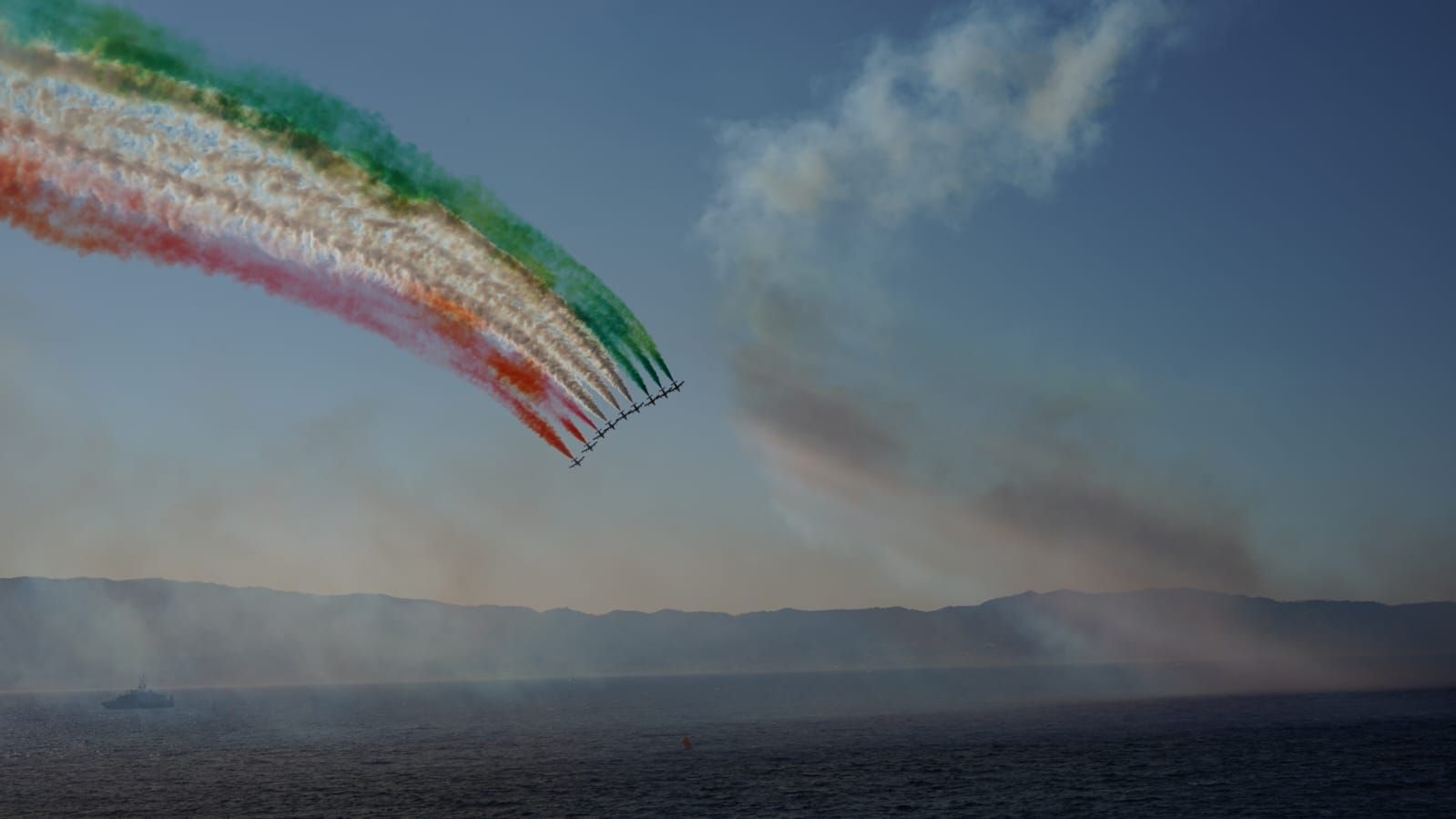 L’omaggio spettacolare delle Frecce tricolori alla Città metropolitana di Reggio Calabria – FOTO E VIDEO