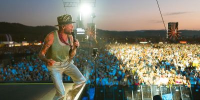 Jovanotti saluta Catanzaro: «Abbiamo spaccato, una gran giornata di rock’n’roll pitagorico» – VIDEO