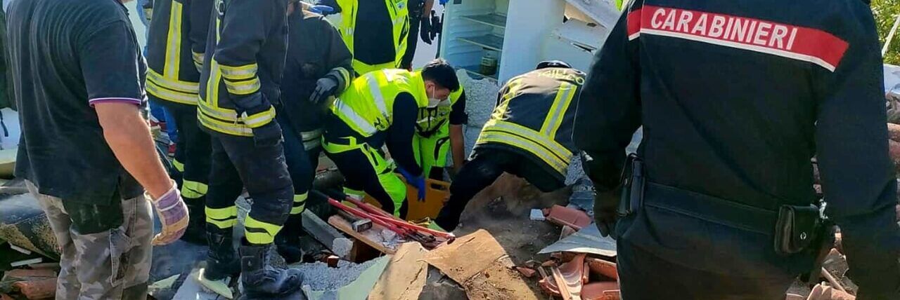 Crolla una villa dopo un’esplosione, grave una donna