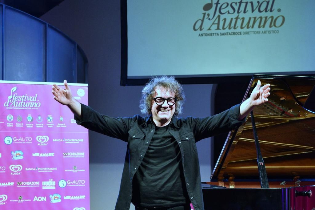 Festival d’Autunno, a Catanzaro  successo e applausi a scena aperta per il concerto di Remo Anzovino
