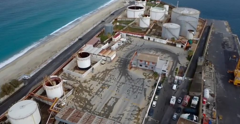 Depositi costieri a Vibo Marina, nessun vincolo e l’ombra dei cavilli. Per l’opposizione è «solo fumo negli occhi» – VIDEO
