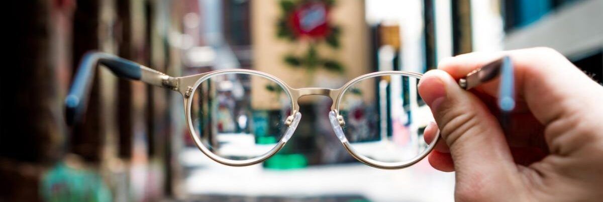 Oms: «Entro il 2050 la metà della popolazione mondiale sarà miope»