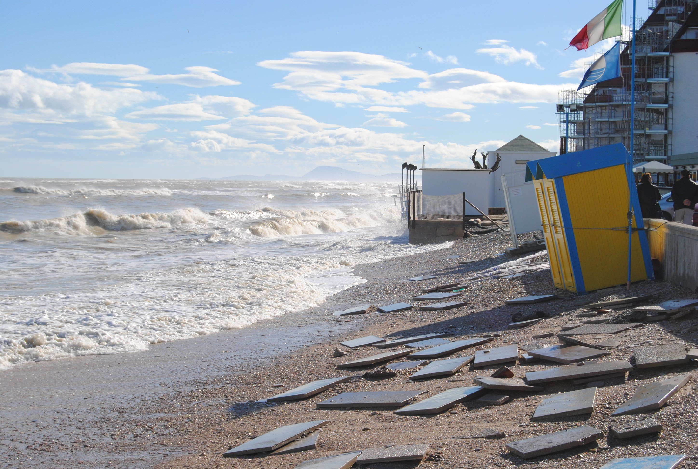 Confindustria: «Stagione estiva a rischio per l'erosione costiera»