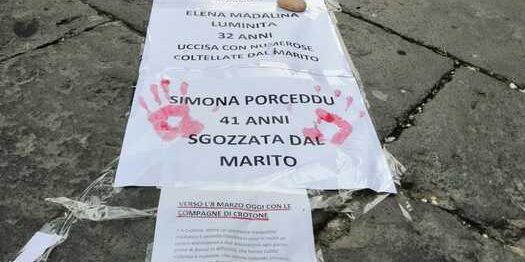 A Crotone uno striscione con i nomi delle vittime di femminicidio