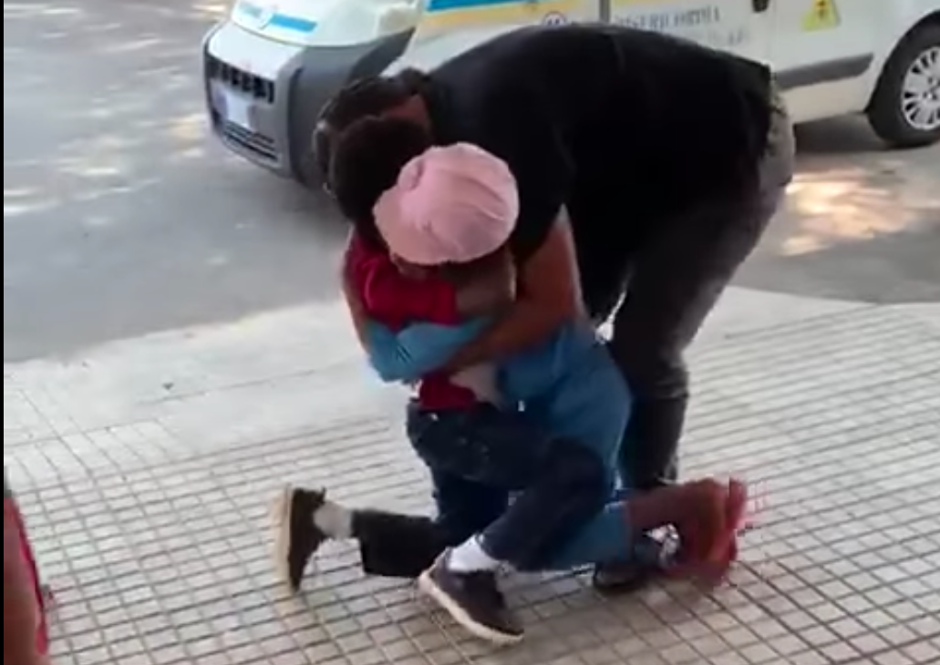 Migranti, bimbo di 6 anni riabbraccia la gemella e la mamma al Cara di Crotone dopo 5 mesi – VIDEO