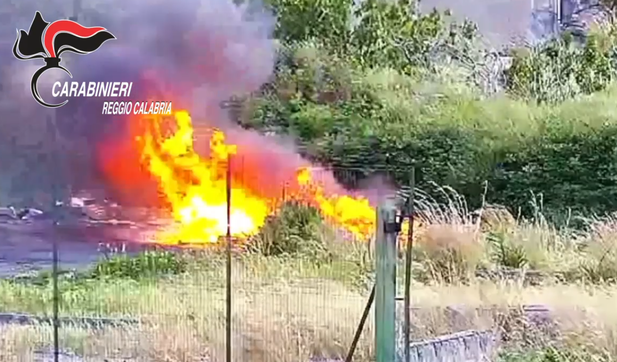 Reggio, roghi tossici di rifiuti a pochi passi dal mercato ortofrutticolo: due arresti – NOMI E VIDEO