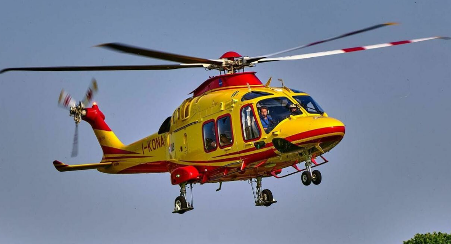 Incidente sulla SS18, moto investe pedoni: centauro in elisoccorso