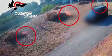 Appicca il fuoco vicino ad auto e camper, denunciato un 49enne. Decisivi i filmati di videosorveglianza – VIDEO