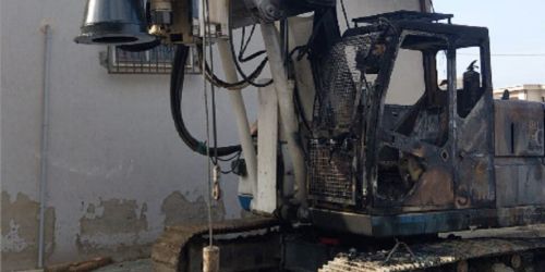 In fiamme una trivellatrice nel cimitero di Paola, indagano i carabinieri