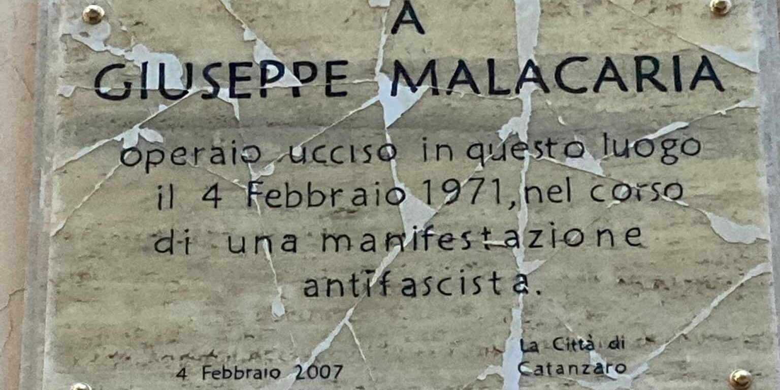 Catanzaro, la targa di Malacaria ritorna al suo posto in Piazzetta della Libertà