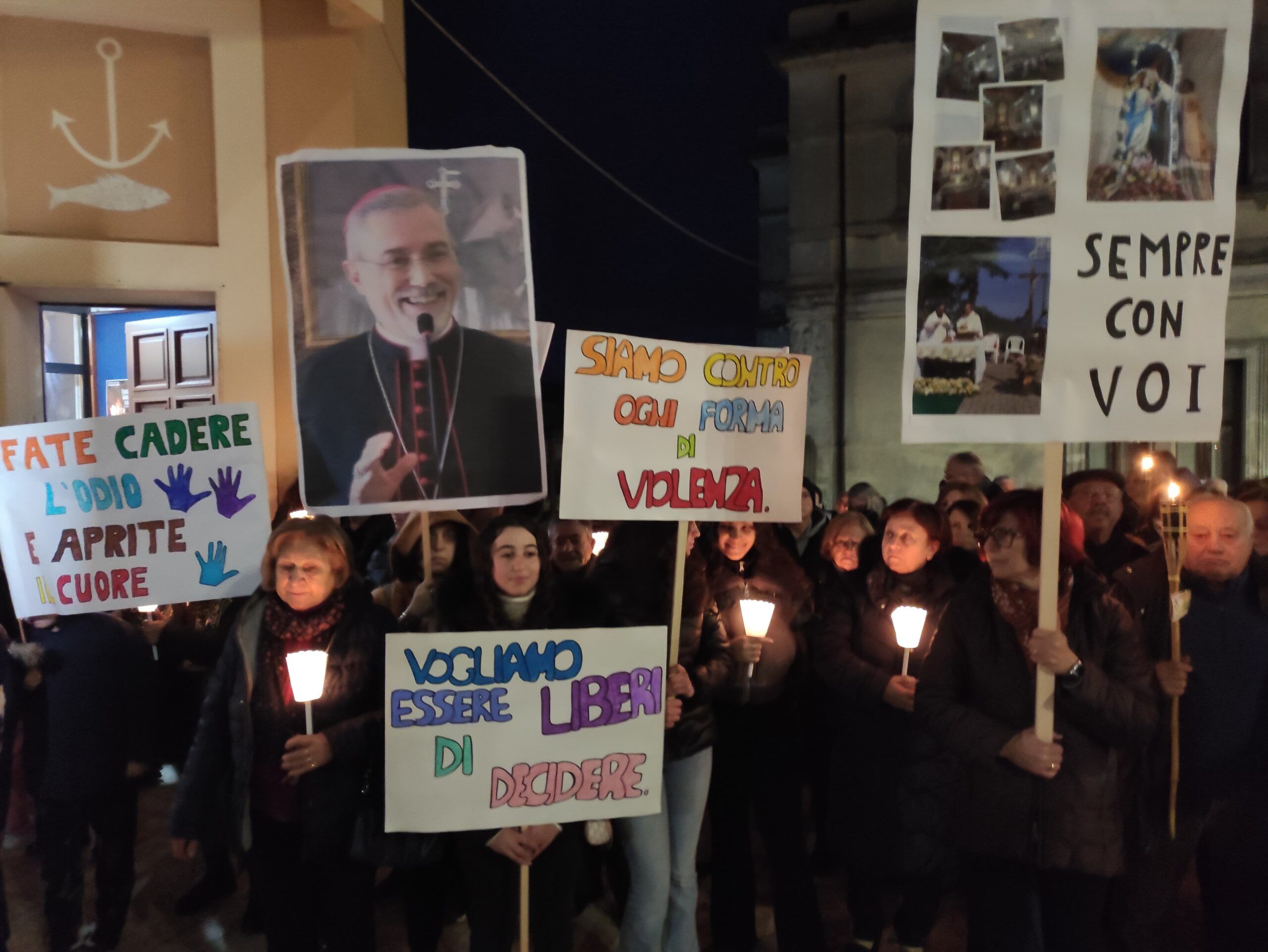A Cessaniti in migliaia alla fiaccolata in solidarietà dei parroci intimiditi – FOTO