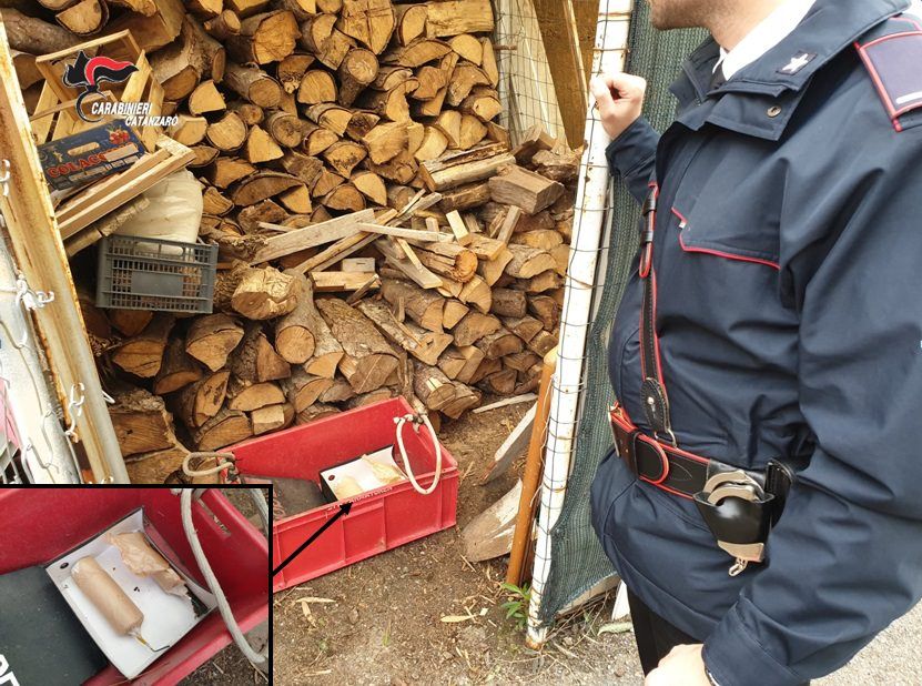 Nocera Terinese, i carabinieri trovano due ordigni occultati in una legnaia
